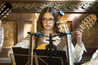 Gitarristin beim Konzert