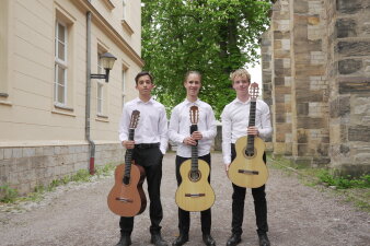Schülermit Gitarren
