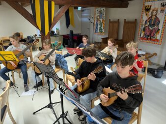 Kinder spielen Mandoline und Gitarre