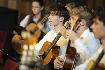 Gitarristen beim Konzert