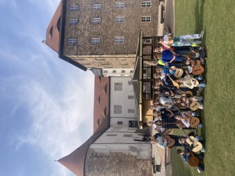 Kinder mit Mandolinen und Gitarren vor der Wasserburg Heldrungen