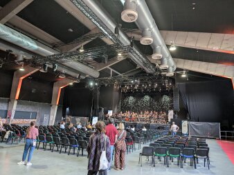 Konzertsaal mit Big Band