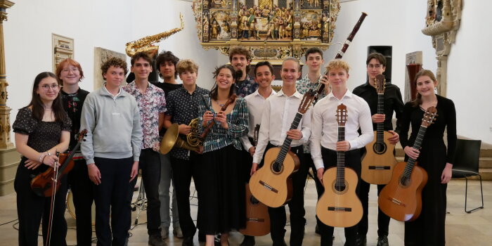 Alle beiteilgten Musikerinnen und Musiker mit Instrumenten