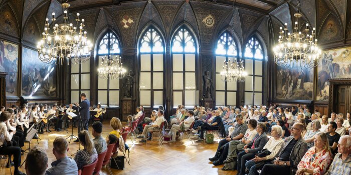 Panorama Bild - Gitarrenorchester und Publikum im Rathausfestsaal Erfurt