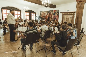 Das Jugendgitarrenensemble mit seinem Leiter Holm Köbis bei der Probe im Saal der Musikschule