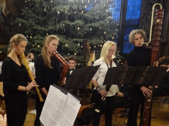 Foto: Das Blockflötenensemble beim Weihnachtskonzert © Stadtverwaltung Erfurt / T. Franke Das Blockflötenensemble mit seiner Leiterin Almut Freitag spielt beim Weihnachtskonzert im Rathausfestsaal