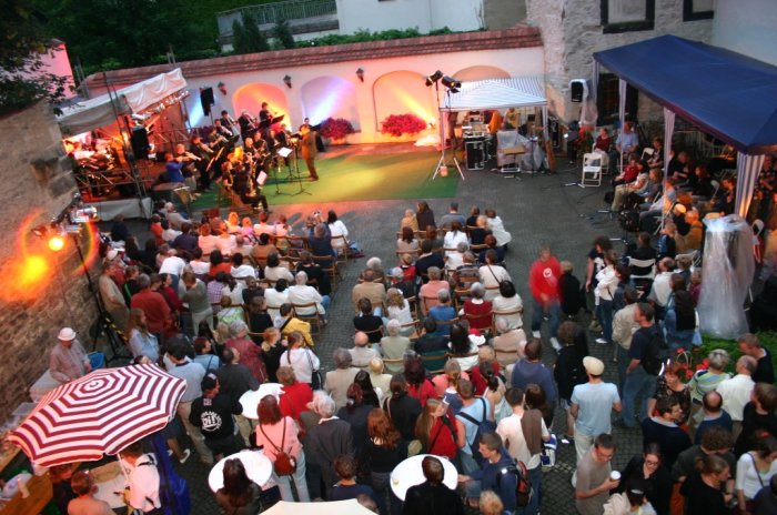 Heiße Stimmung im Hof der Musikschule zum Krämerbrückenfest Bands, Orchester und hunderte Zuschauer im Innenhof der Musikschule