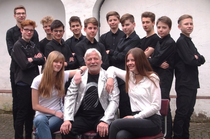 20 Jahre "Heiße Drähte" Der Orchesterleiter Frank Beierlein mit den jungen Musikern der "Heißen Drähte" im Hof der Musikschule