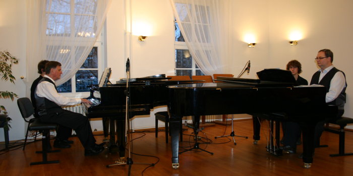 Das Klavierduo Hans-Georg Kohlert und Jens Nedeß bei einem vergangenen Duoabend in der Musikschule.
