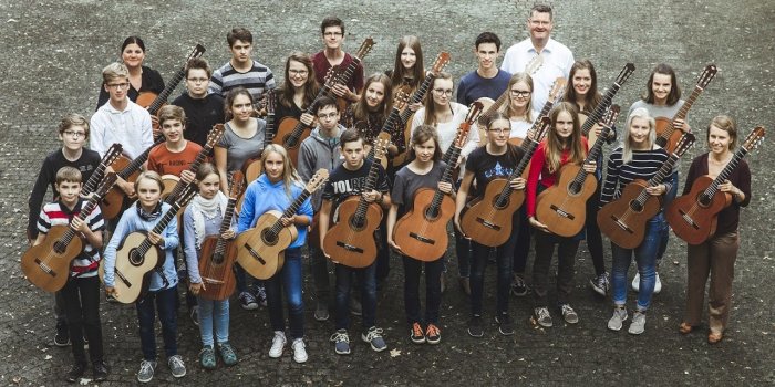 Foto: Das Jugendgitarrenensemble im November 2017 © Stephan Kurzke/sk.photo, Erfurt Die Dozenten und Musiker des Jugendgitarrenensembles mit ihren Instrumenten im Hof der Musikschule
