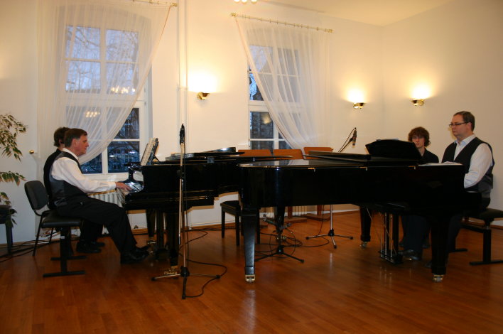 Das Klavierduo Hans-Georg Kohlert und Jens Nedeß bei einem vergangenen Duoabend in der Musikschule. 