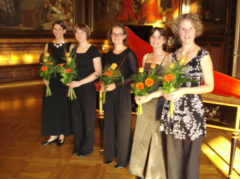 Die Mitwirkenden des Lehrerkonzertes 2009 fünf Damen mit Blumenstrauß