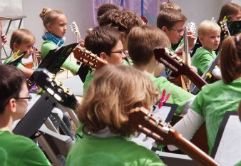 Kinderzupforchester beim Musizieren im Freien