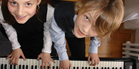 Kinder am Klavier