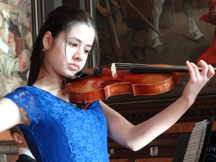 Mädchen spielt Violine im Festsaal des Erfurter Rathauses