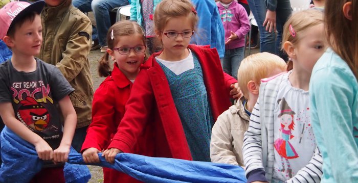 Foto: Wasserfest zum Tag der offenen Tür 2015 © Stadtverwaltung Erfurt / C. Müller-Linke Kinder formen aus einem langen blauen Tuch einen Fluss.