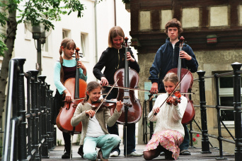 Kinder mit Streichinstrumenten