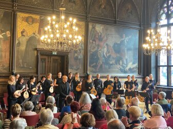 Musiker mit Mandolinen und Gitarren 
