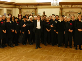 Die Sängerinnen des Frauenchores im Foyer der Musikschule