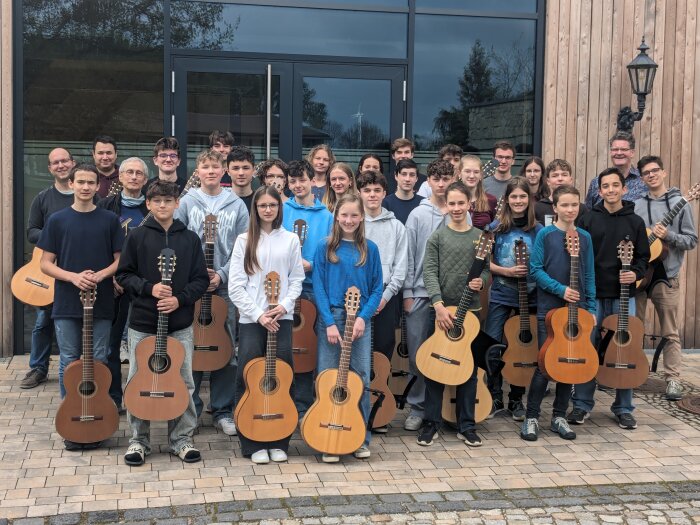 Das JugendFitarrenensemble 2024 Jugendliche mit Gitarren