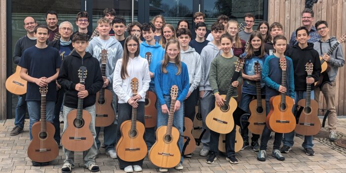 Jugendliche mit Gitarren