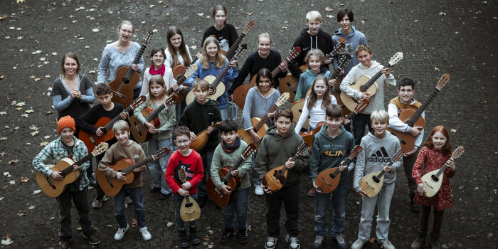 Kinder mit Mandolinen und Gitarren