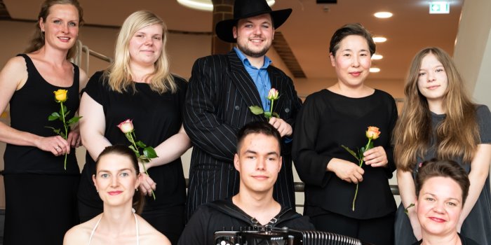 Foto: Die Vokalgruppe "Belcanto" © Tilo Tallig Sänger und Instrumentalisten im Foyer des Rathauses