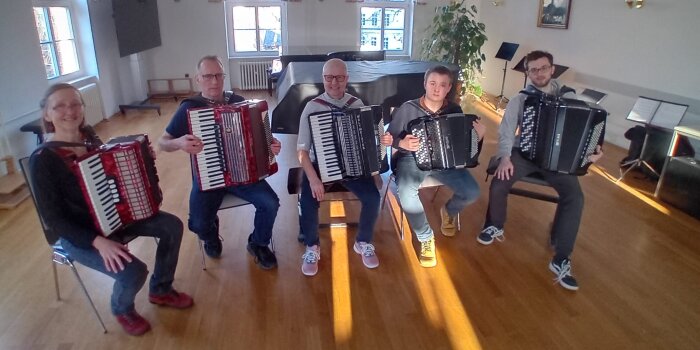 Fünf Akkordeonspieler im Saal der Musikschule