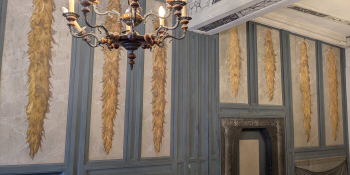 Holzvertäfelte Wand mit Malereien