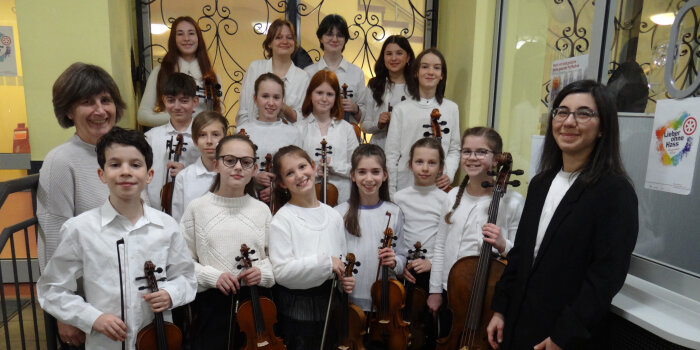 Schülerinnen mit Streichinstrumenten gemeinsam mit ihren Lehrerinnen