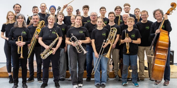 Musikerinnen der Big Band mit Blasinstrumenten und Bass