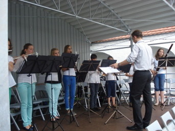 Bläser musizieren auf der Bühne im Hof