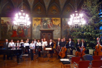 Das Collegium musicum im weihnachtlich geschmückten Rathausfestsaal