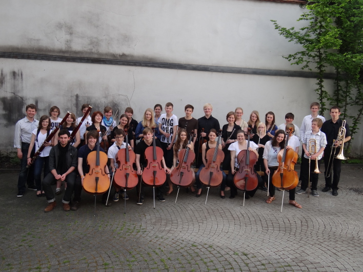 Jugendliche mit Instrumenten