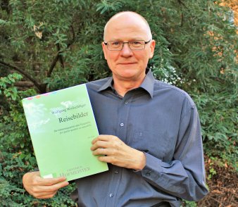 Der Erfurter Komponist Wolfgang Wollschläger mit einem Exemplar seiner Komposition "Reisebilder"