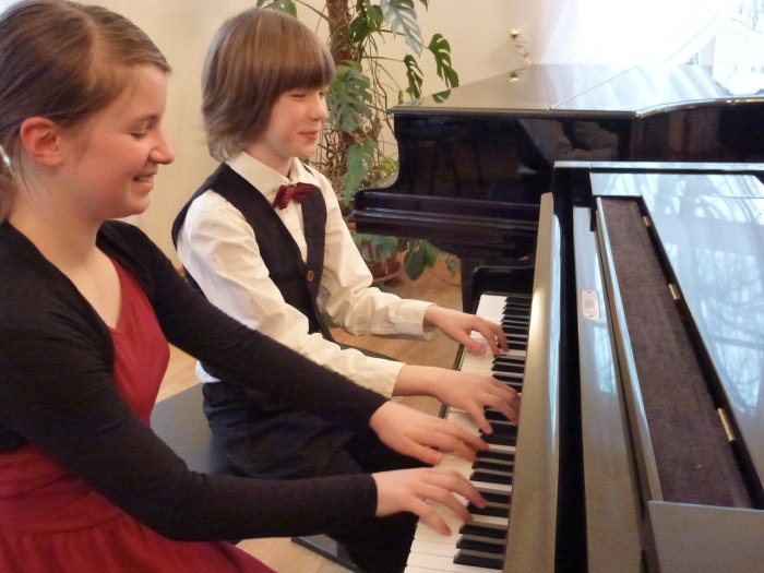 Antonia und Pascal musizieren am Flügel im Saal der Musikschule in der Barfüßerstraße