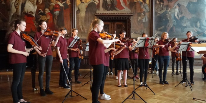 Foto: Das Kinderstreichorchester bei einem Auftritt im Rathausfestsaal © Stadtverwaltung Erfurt / T. Franke Die jungen Musiker des Kinderstreichorchesters spielen im Rathausfestsaal