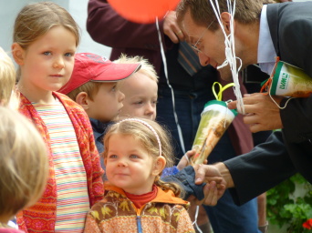 Foto: "Zuckertütenfest" des Fördervereins © Stadtverwaltung Erfurt Das Vorstandsmitglied Steffen Gabel überreicht Zuckertüten an die neuen Schüler