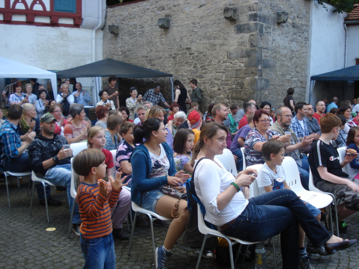 Hunderte Zuschauer im Hof der Turniergasse 18