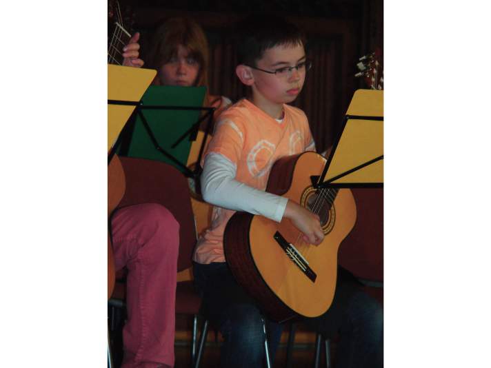 Junge spielt Gitarre