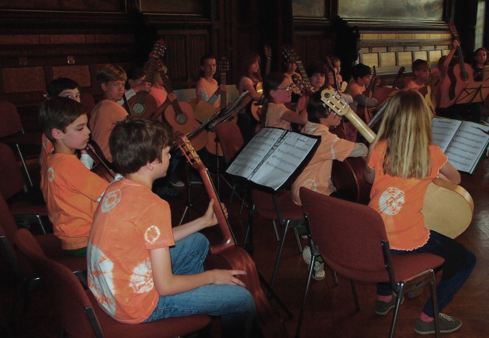 Das Kinderzupforchester spielt im Rathausfestsaal.