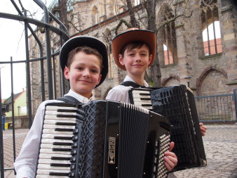 Zwei Jungen mit Akkordeons