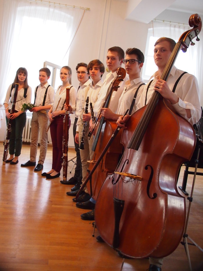 Musizierstunde Orchesterinstrumente Die Mitglieder des Oktetts stehen in Linie mit ihren Instrumente.