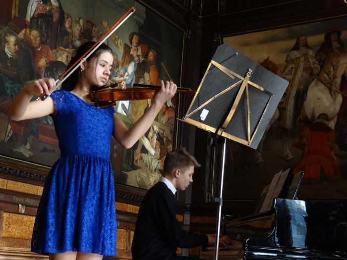 2.Preis Duos 2015: Indira Dutt, Violine und Hendrik Bürgermeister, Klavier Indira und Hendrik während ihres Auftrittes beim Preisträgerkonzert im Rathausfestsaal