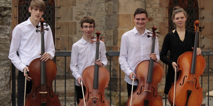 Foto: Große Besetzungen, 1.Preis: Felicitas von Kessel, Elias Greiner-Bär, Rasmus Zabel-Langhennig und Paul Lehmann-Dronke, Violoncello © Stadtverwaltung Erfurt / S. Pontes Paul, Rasmus, Elias und Felicitas mit ihren Instrumenten im Hof der Musikschule