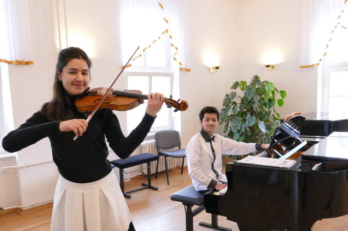 Geigerin und Pianist im Musikschulsaal