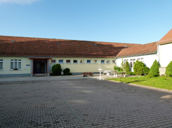 Gemeinschaftsschule Kerspleben flaches Schulgebäude mit Hof
