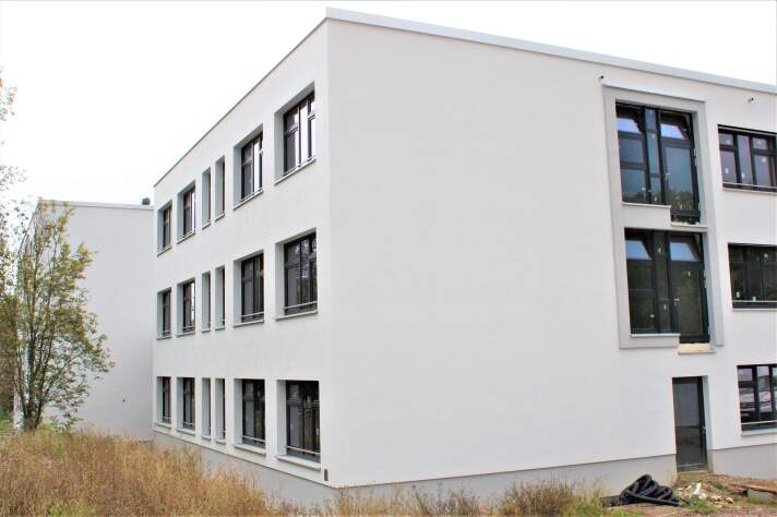 Das Foto zeigt die sanierte Fassade der Gemeinschaftsschule Großer Herrenberg.