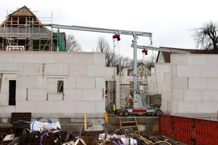 Das Foto zeigt die Arbeiten an dem ersten Geschoss des Rohbaus.