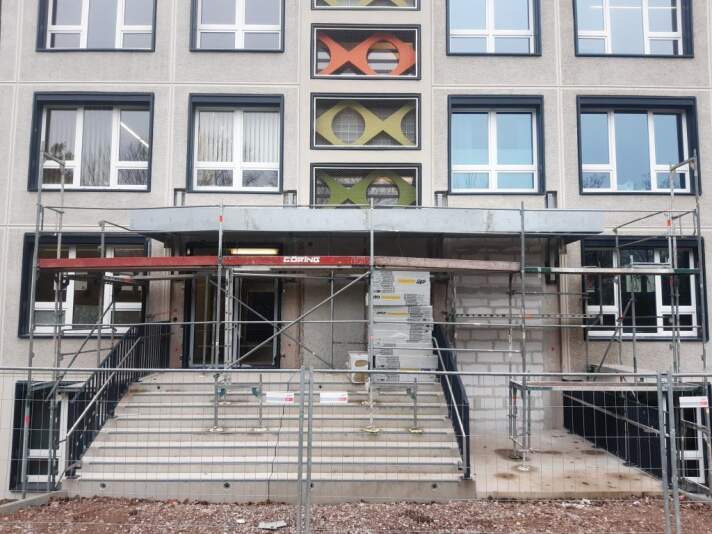 Das Foto zeigt den Eingsngabereich des Schulgebäudes während der energetischen Sanierung.